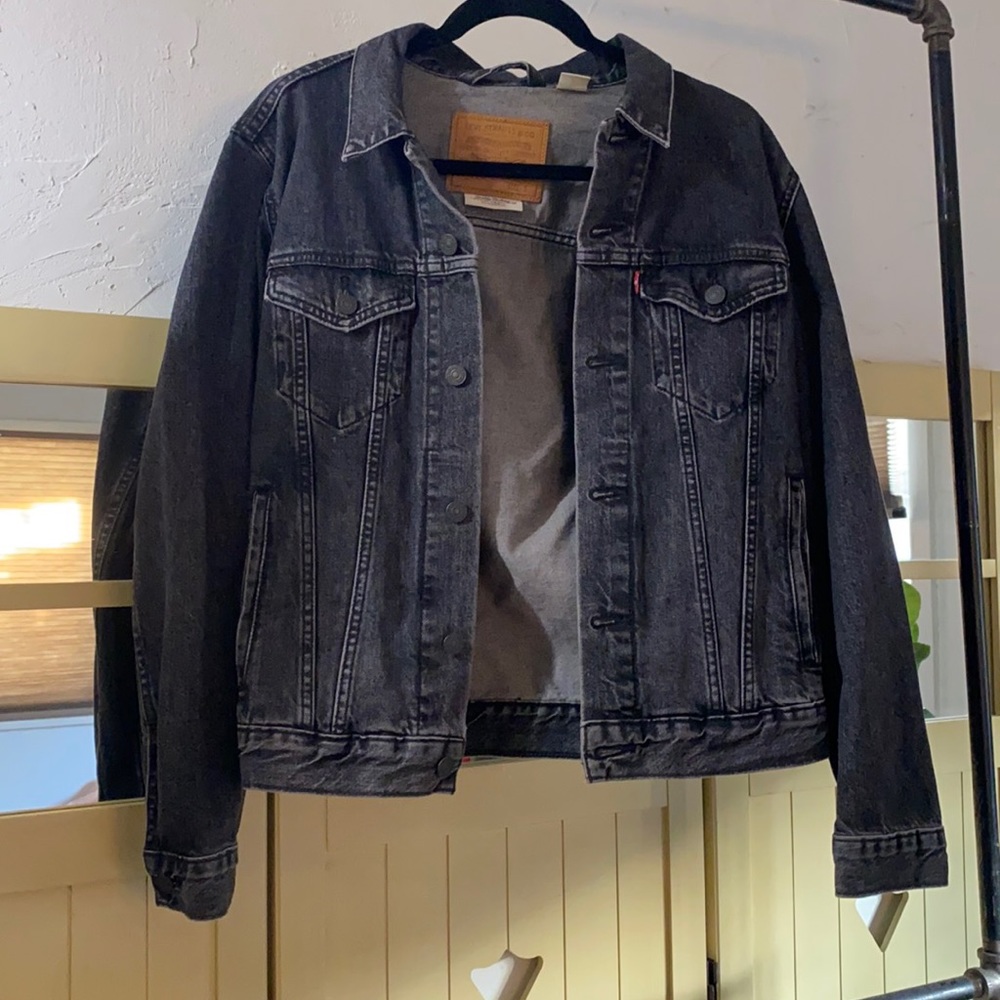 Levi’s black denim / jean jacket.